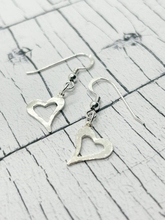 Hammered heart earrings - Eve & flamingo